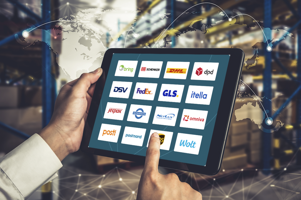 Isik kasutab tahvelarvutit, mille ekraanil on erinevate logistikafirmade logod, näiteks Posti, Matkahuolto, DHL, UPS ja Omniva.