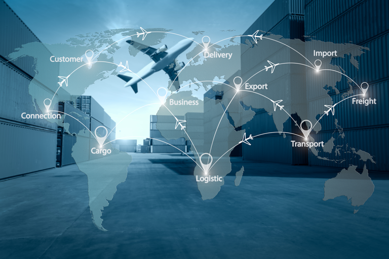 Lennuk ja konteinerterminal taustal, maailmakaardi peal logistikaga seotud ühendused eri piirkondadesse.