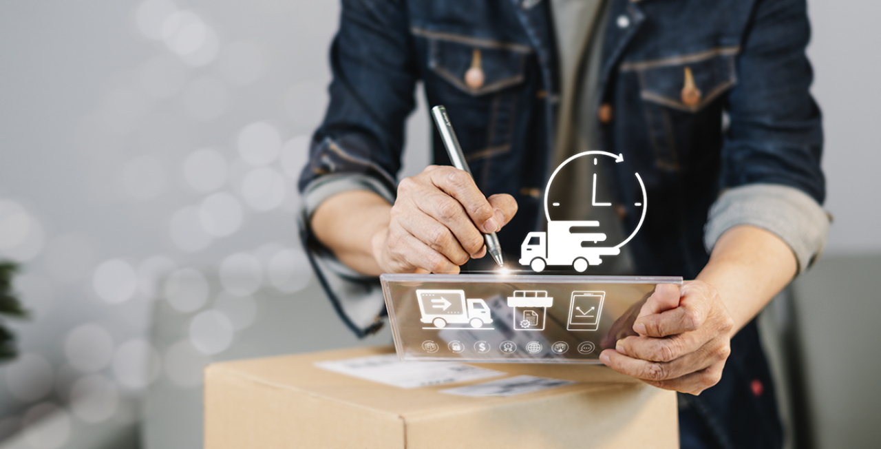 Isik kasutab digiekraani, et tellida kiirsaadetiste teenust pappkasti peal.